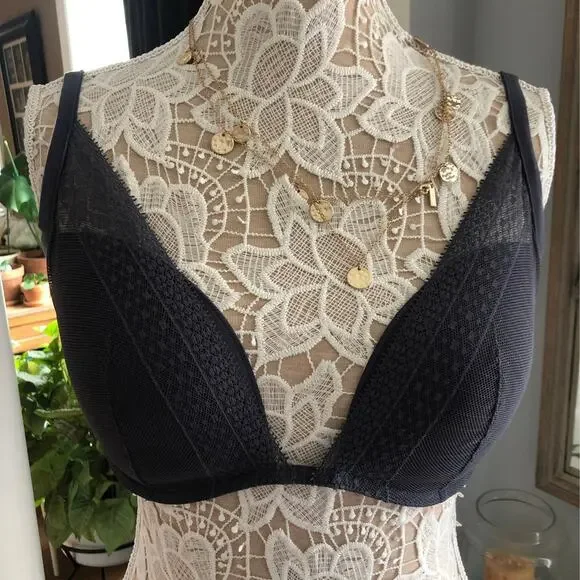 Victoria's Secret incredible plunge bra bundle of two in black & nude both 34DDD